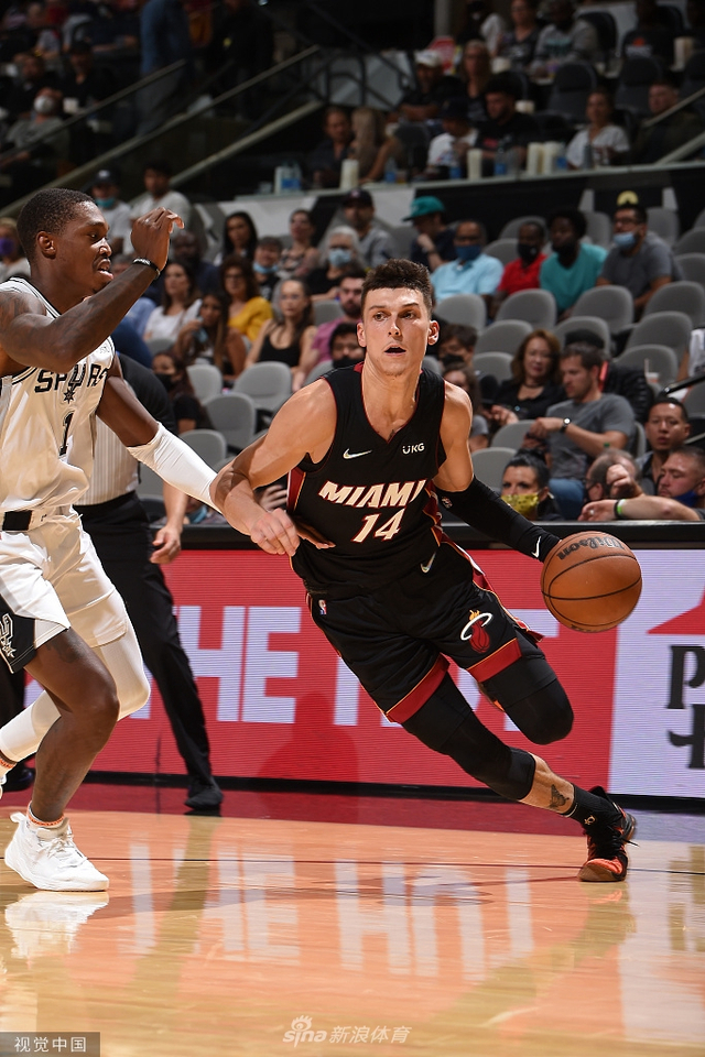 在众多足球 在众多足球